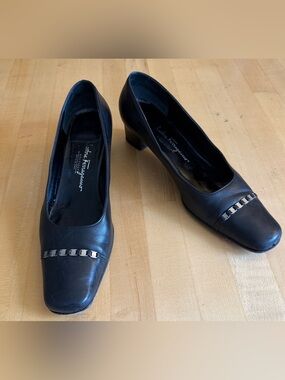 Salvatore Ferragamo Boutique Leather Black Chain Pumps Low Heels 8.5 AA Italy